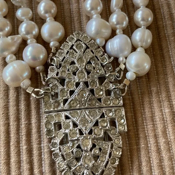 NWT Triple Strand Freshwater Pearl Necklace w Vintage Repurposed Pendant - Picture 4 of 6